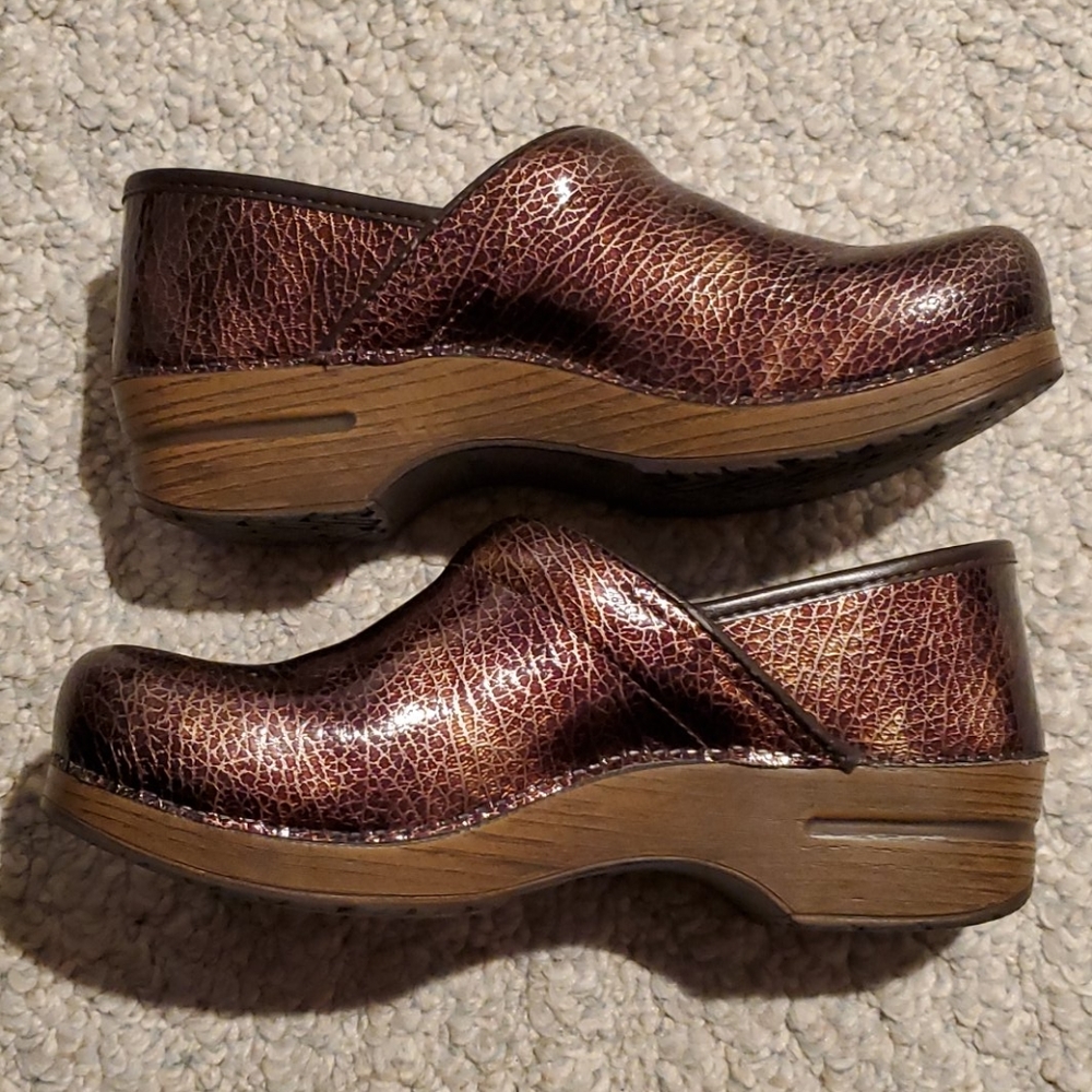 💞Dansko Pro "crackled" clogs